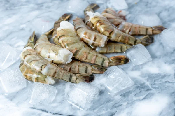 Crevettes Fraîches Crues Tigre Sur Une Surface Marbre Avec Glace — Photo