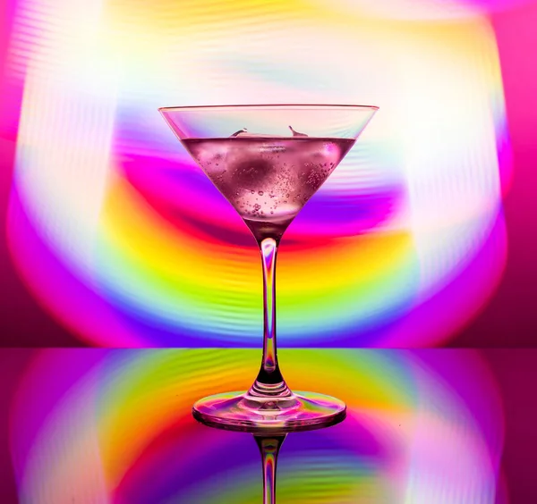 Alkoholhaltig Cocktail Glasbägare Mot Bakgrund Färgglada Neonljus — Stockfoto
