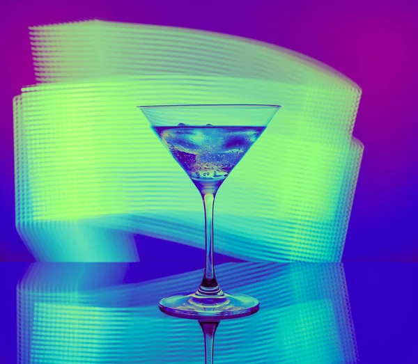 Alkoholischer Cocktail Glasbecher Vor Dem Hintergrund Heller Neonlichter — Stockfoto