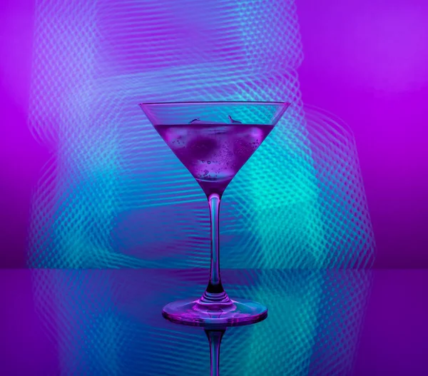 Alkoholischer Martini Cocktail Einem Glasbecher Vor Blauem Neonlicht — Stockfoto