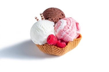 Üç top dondurma: beyaz arka planda waffle bardağında beyaz, kahverengi ve pembe..