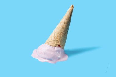 Dondurmayı krep külahında mavi arka planda baş aşağı erittim.