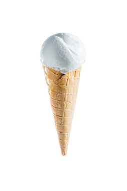 Beyaz arka planda waffle külahında beyaz vanilyalı dondurma.
