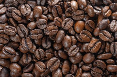 Kavrulmuş kahve çekirdeği yığını.