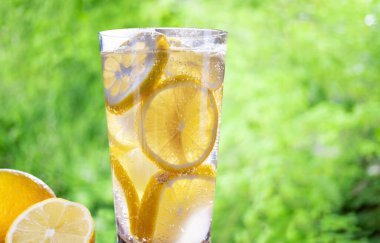 Limonata bardağındaki sulu limon dilimleri.