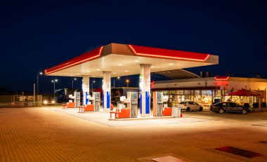 Gece Aydınlatılmış Benzin İstasyonu