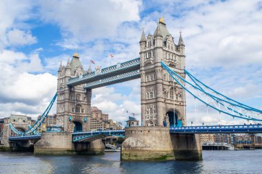  Thames Nehri üzerindeki Londra 'nın Kule Köprüsü