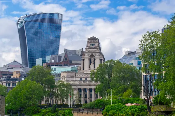 Londra 'nın merkezinde farklı mimarisi olan binalar.