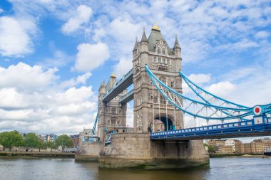 Bulutlu gökyüzüne karşı kuleleri olan Londra köprüsü