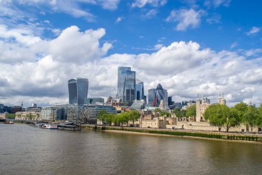 Londra şehir merkezinin çeşitli mimarisi uzaktan görülüyor