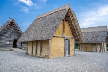 Sazlı çatılı eski bir kil ev.