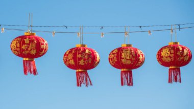 Çin Yeni Yıl kutlamaları için caddeleri süsleyen Çin kırmızı fenerleri.