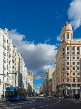 Madrid 'deki Gran Via caddesinin çatısındaki heykellerin detayları.