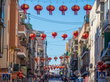 Çin Yeni Yıl kutlamaları için caddeleri süsleyen Çin kırmızı fenerleri.