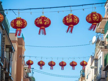 Çin Yeni Yıl kutlamaları için caddeleri süsleyen Çin kırmızı fenerleri.