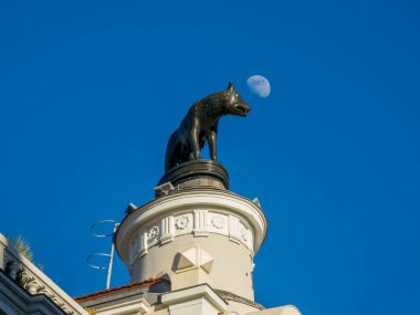 Madrid 'deki Gran Via caddesinin çatısındaki heykellerin detayları.