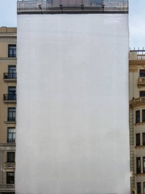 Sokaklarda büyük boş reklam panoları açıkta.