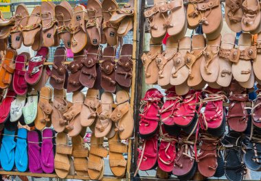 Madrid 'deki ünlü Rastro sokak pazarında terlikler ve sandaletler açıkta.