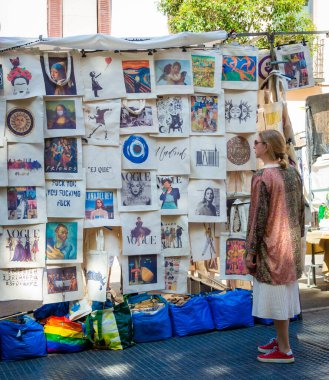 Madrid Rastro Caddesi 'nde bir şeylere bakan beyaz, beyaz bir kadın.