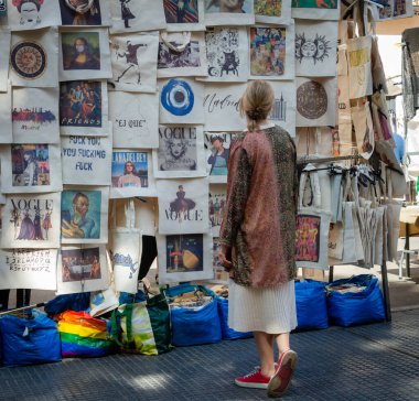 Madrid Rastro Caddesi 'nde bir şeylere bakan beyaz, beyaz bir kadın.