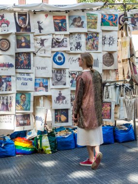 Madrid Rastro Caddesi 'nde bir şeylere bakan beyaz, beyaz bir kadın.