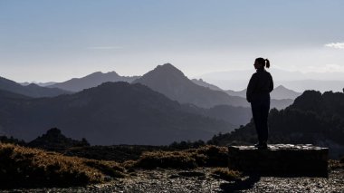 Endülüs 'teki Granada Alpujarra Dağları' na güzel bir bakış açısıyla bakan genç bir kadın.