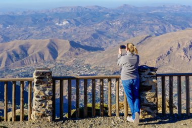 Endülüs 'teki Granada Alpujarra Dağları' na güzel bir bakış açısıyla bakan genç bir kadın.