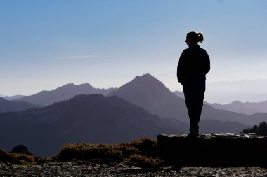 Endülüs 'teki Granada Alpujarra Dağları' na güzel bir bakış açısıyla bakan genç bir kadın.