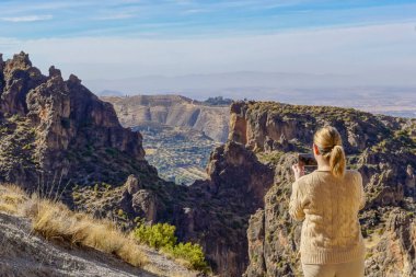 Endülüs 'teki Granada Alpujarra Dağları' na güzel bir bakış açısıyla bakan genç bir kadın.