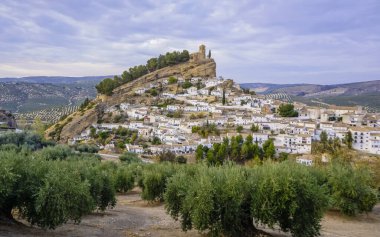 İspanya 'nın en güzel şehirlerinden biri olan Granada eyaletinin Montefrio kasabasının panoramik manzarası.