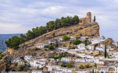 İspanya 'nın en güzel şehirlerinden biri olan Granada eyaletinin Montefrio kasabasının panoramik manzarası.