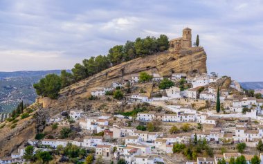 İspanya 'nın en güzel şehirlerinden biri olan Granada eyaletinin Montefrio kasabasının panoramik manzarası.