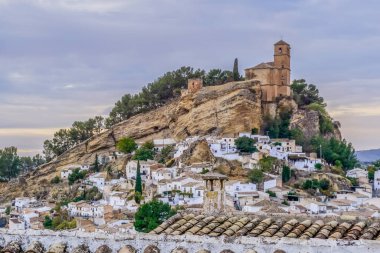 İspanya 'nın en güzel şehirlerinden biri olan Granada eyaletinin Montefrio kasabasının panoramik manzarası.