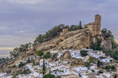 İspanya 'nın en güzel şehirlerinden biri olan Granada eyaletinin Montefrio kasabasının panoramik manzarası.