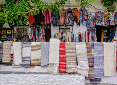 Sümüklüböcekler ya da sümüklüböcekler Pulmonata 'nın kabuksuz mide yumuşakçalarıdır..