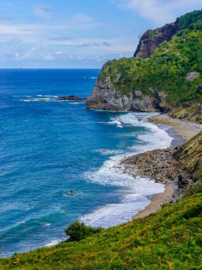 İspanya 'nın kuzey kıyısında yer alan ada, San Juan de Gaztelugatxe Hermitage' in yanında yer almaktadır.
