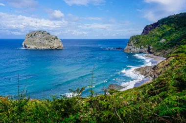İspanya 'nın kuzey kıyısında yer alan ada, San Juan de Gaztelugatxe Hermitage' in yanında yer almaktadır.