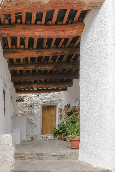格拉纳达Alpujarra一个典型城镇的街道 有白色的墙壁和木制的屋顶 — 图库照片