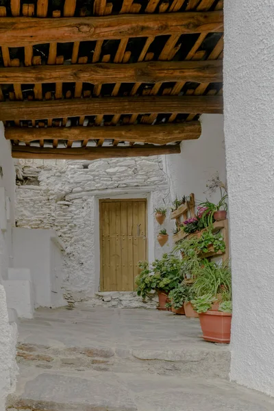 Ulice Typického Města Alpujarra Granada Bílými Zdmi Dřevěnou Střechou — Stock fotografie