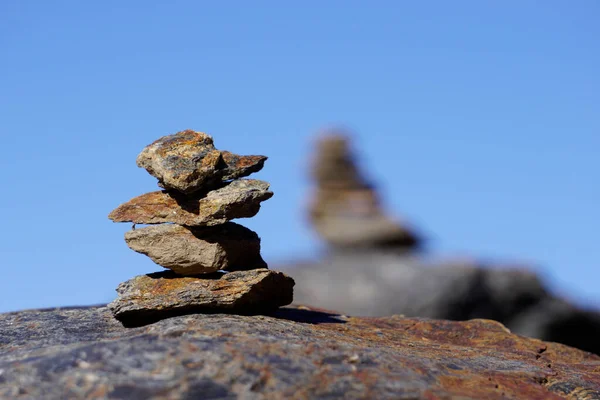 Плоскі Сірі Камені Збираються Утворюючи Піраміду Розмічаючи Стежку Горах — стокове фото