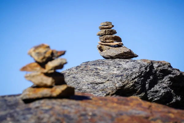 Piedras Grises Planas Amontonadas Formando Una Pirámide Marcando Camino Sendero —  Fotos de Stock