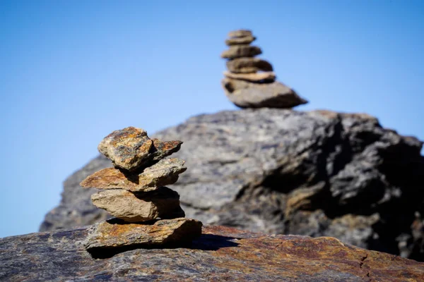 Pedras Cinzentas Planas Empilhadas Formando Uma Pirâmide Marcando Caminho Caminho — Fotografia de Stock