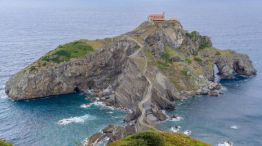 San Juan de Gaztelugatxe 'nin inzivası, İspanya' nın kuzey kıyısında Bask Bölgesi 'nde küçük bir yarımadada yer almaktadır.