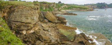 Uçan kayalıklar, sert kaya katmanlarının daha yumuşak olanlarıyla iç içe geçtiği kayalık bir özelliktir. Bu durum erozyonu destekliyor ve sert katmanların daha kolay aşınmasına neden oluyor..