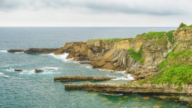 Uçan kayalıklar, sert kaya katmanlarının daha yumuşak olanlarıyla iç içe geçtiği kayalık bir özelliktir. Bu durum erozyonu destekliyor ve sert katmanların daha kolay aşınmasına neden oluyor..