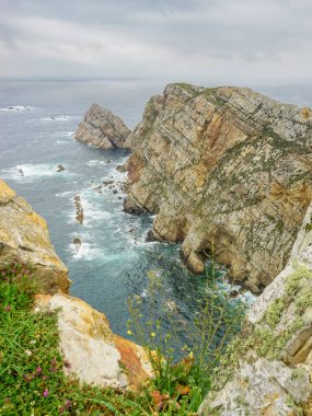 Uçan kayalıklar, sert kaya katmanlarının daha yumuşak olanlarıyla iç içe geçtiği kayalık bir özelliktir. Bu durum erozyonu destekliyor ve sert katmanların daha kolay aşınmasına neden oluyor..