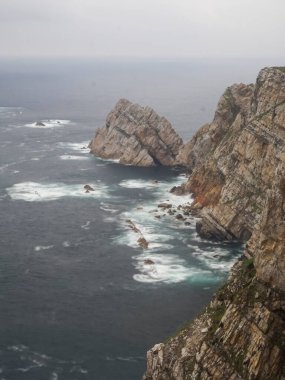 Uçan kayalıklar, sert kaya katmanlarının daha yumuşak olanlarıyla iç içe geçtiği kayalık bir özelliktir. Bu durum erozyonu destekliyor ve sert katmanların daha kolay aşınmasına neden oluyor..