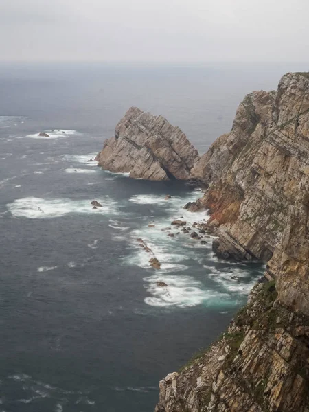 Uçan kayalıklar, sert kaya katmanlarının daha yumuşak olanlarıyla iç içe geçtiği kayalık bir özelliktir. Bu durum erozyonu destekliyor ve sert katmanların daha kolay aşınmasına neden oluyor..