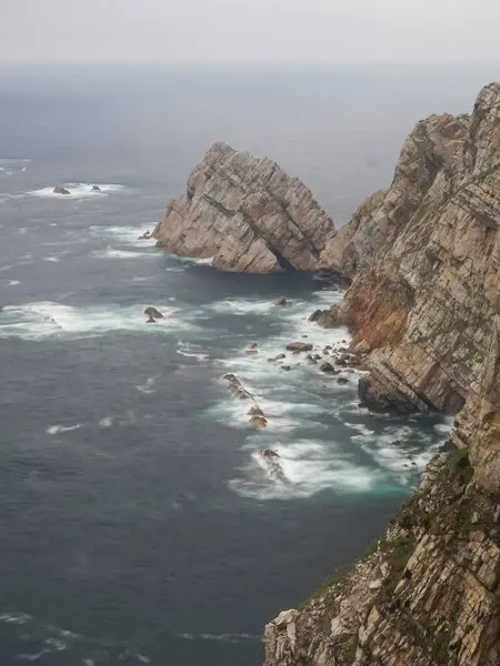 Uçan kayalıklar, sert kaya katmanlarının daha yumuşak olanlarıyla iç içe geçtiği kayalık bir özelliktir. Bu durum erozyonu destekliyor ve sert katmanların daha kolay aşınmasına neden oluyor..