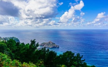 Gaztelugache, İspanya 'nın Bermeo eyaletinde yer alan bir adadır. İki kemerli bir köprü ile anakaraya bağlıdır. Adada 10. yüzyıla dayanan San Juan 'a adanmış bir inziva yeri var.